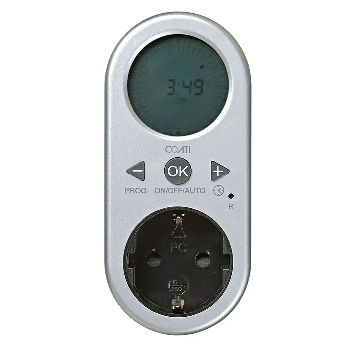 Coati Temporizador / Programador digital diario - Plateado - Primer plano de un temporizador COATI programable con pantalla digital y enchufe para un control preciso del tiempo.
