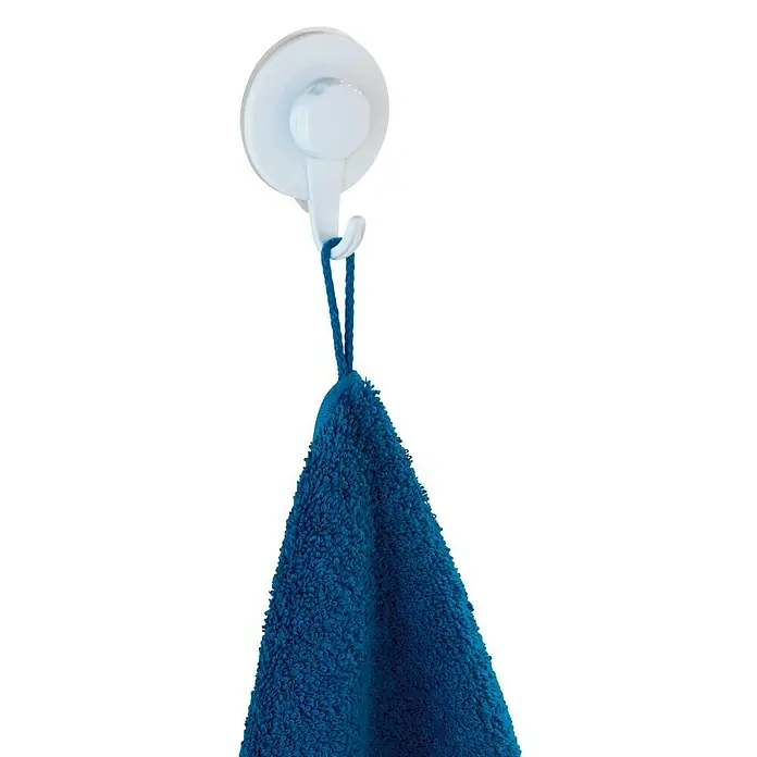 Wenko Handtuchhaken Valenza Ultra-Loc - 1 Stk., Weiß, Kunststoff - Ein blaues Handtuch hängt an einem weißen Saugnapf-Haken an einer Wand. Das Handtuch ist flauschig und hat eine Schlaufe zum Aufhängen.