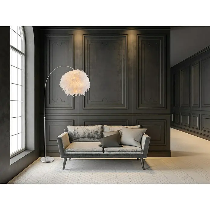 Globo Katunga Stehleuchte - Höhe: 196 cm - Elegantes Interieur mit einem grauen Sofa, einer auffälligen Federlampe und dunklen Wandpaneelen, die eine stilvolle Atmosphäre schaffen.