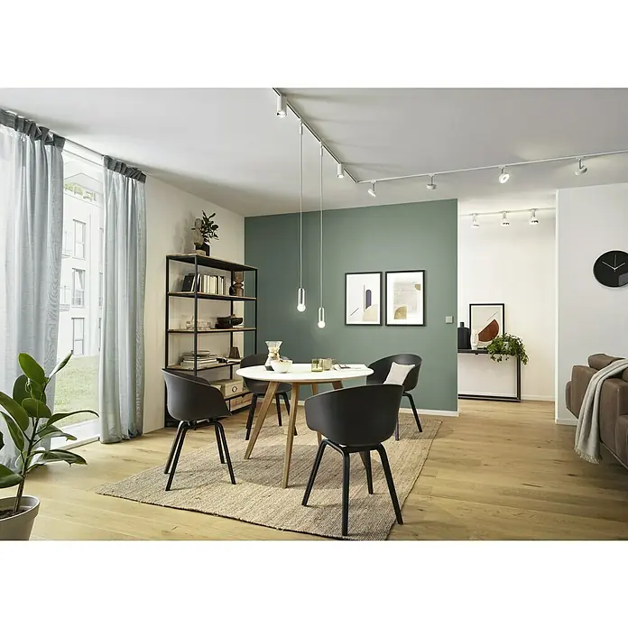 Paulmann URail LED-Spot Circle - 5 W, Chrom matt, Warmweiß - Helles Esszimmer mit rundem Tisch, vier schwarzen Stühlen, Bücherregal und moderner Beleuchtung für eine angenehme Atmosphäre.