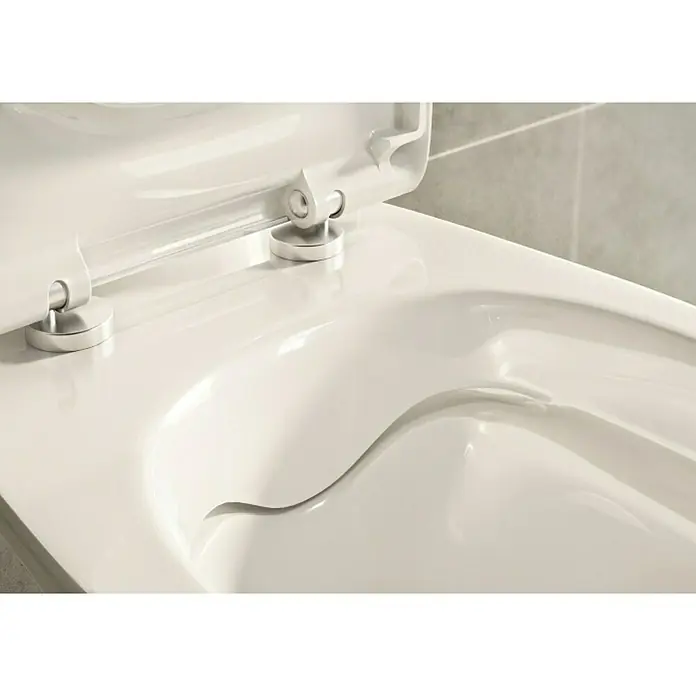 Wand-WC-Set Arteco - Spülrandlos, Ohne Spezialglasur, Spülform: Tief, WC Abgang: Waagerecht, Weiß - Nahaufnahme einer eleganten, weißen Wandtoilette mit offenem Deckel und Chrombefestigungen. Das Design ist modern und minimalistisch.