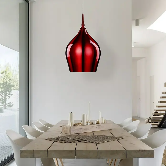 Searchlight Pendelleuchte Vibrant - 60 W, L x B x H: 26 x 26 x 160 cm, Rot, E27, 260 mm - Rote Pendelleuchte über einem Esstisch mit weißen Stühlen und Kerzen, die eine moderne und stilvolle Atmosphäre schafft.