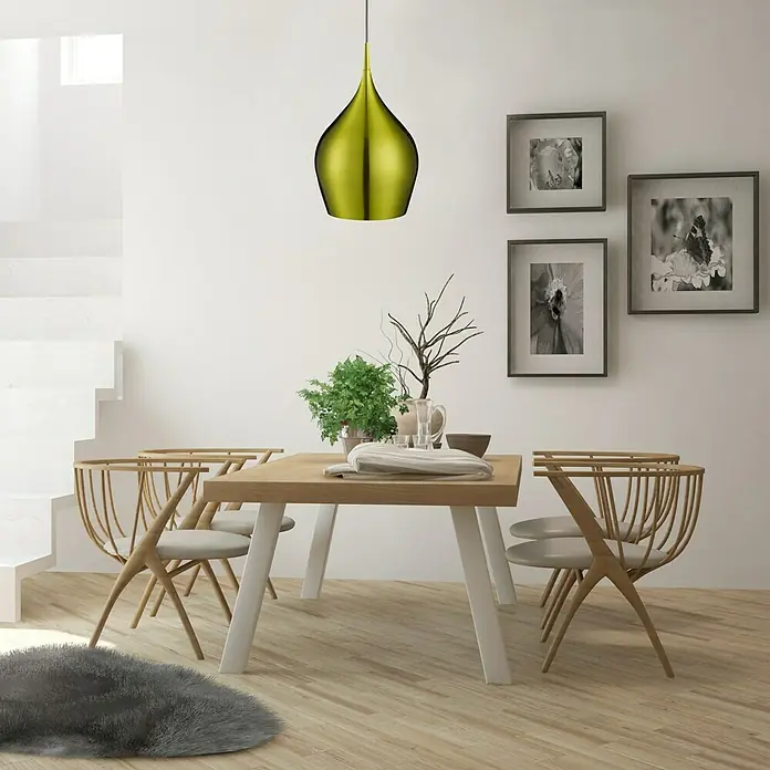 Searchlight Pendelleuchte Vibrant - 60 W, L x B x H: 26 x 26 x 160 cm, Grün, E27, 260 mm - Die grüne Hängelampe ist ein auffälliger Blickfang über dem Esstisch, der von modernen Stühlen und minimalistischer Dekoration umgeben ist.
