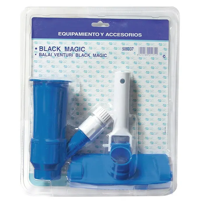 Limpiafondos manual Black Magic - Manual - Imagen de un kit de limpieza de piscinas Black Magic en un embalaje transparente. El kit incluye diversos accesorios de limpieza para piscinas.