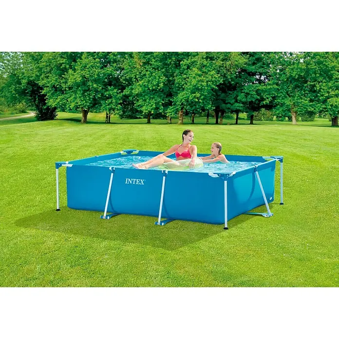 Intex Piscina Frame Family - L x An x Al: 220 x 150 x 60 cm, Azul, 1.662 l - Piscina rectangular Intex con una madre y una hija en el jardín. La piscina tiene un marco azul y soportes blancos.