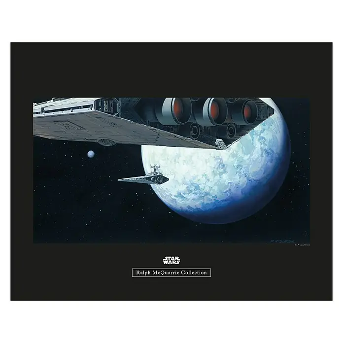 Komar Star Wars Poster RMQ Hoth Orbit - Star Wars, B x H: 50 x 40 cm - Star Wars Ralph McQuarrie Collection Bild mit Raumschiffen vor einem blauen Planeten.