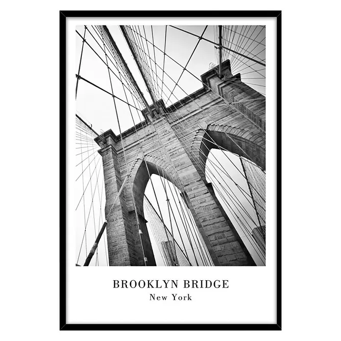 Bild - New York, B x H: 50 x 70 cm - Schwarz-Weiß-Foto der Brooklyn Bridge in einem stilvollen, schwarzen Rahmen, eine Hommage an New Yorks Wahrzeichen.