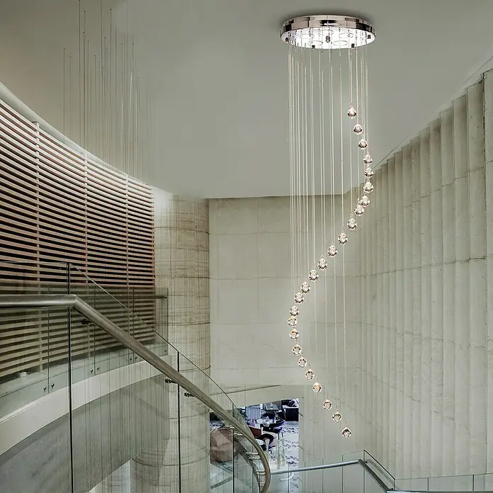 Searchlight Pendelleuchte Hallway - 175 W, L x B x H: 30 x 30 x 180 cm, Chrom, GU10 - Atemberaubende Aufnahme einer spiralförmigen Kristall-Pendelleuchte, die anmutig ein modernes Treppenhaus ziert und Eleganz ausstrahlt.
