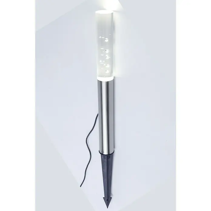 Lutec Estaca solar Burbuja -  - Primer plano de una lámpara LED de jardín con cuerpo de acero inoxidable, parte superior de plástico transparente y estaca de tierra. La luz está encendida.