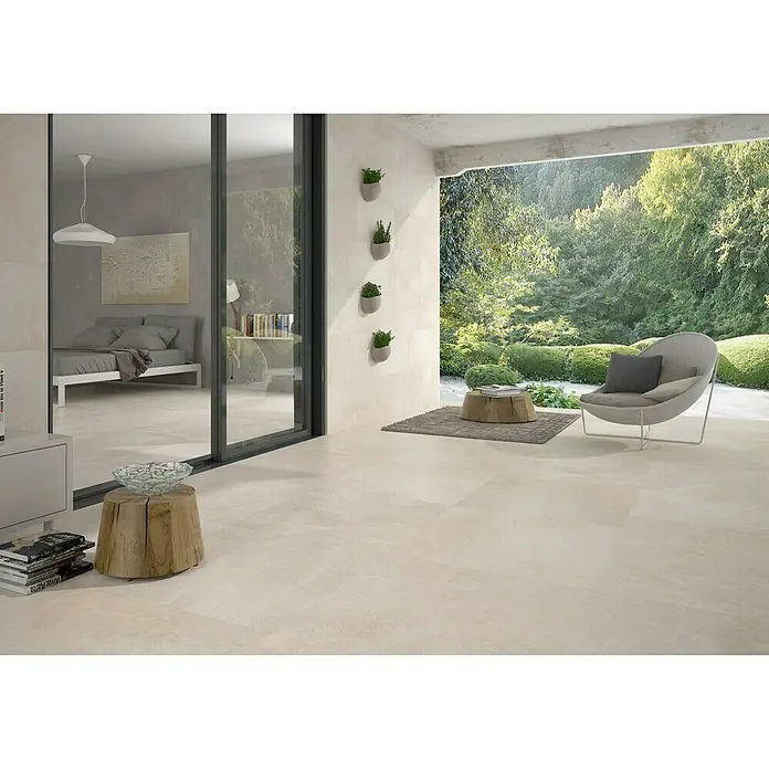 Pavimento porcelánico Alter - 60 x 60 cm, Beige, Rectificado - Zona exterior con baldosas beige, atractiva silla de salón, taburete de madera y vistas al jardín. Las baldosas son el centro de atención.