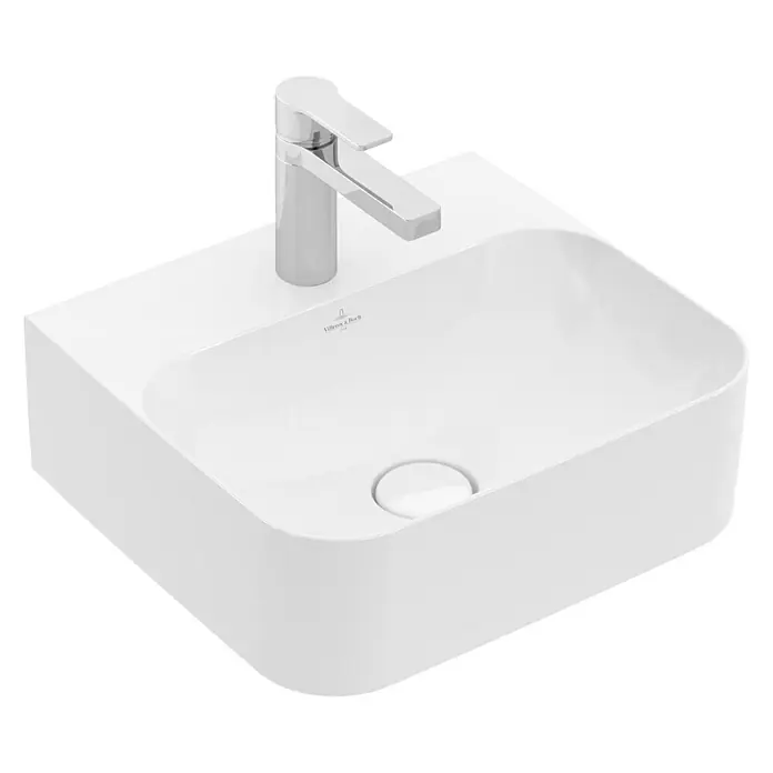 Villeroy & Boch Finion Waschbecken Typ 1 - 43 x 39 cm, Mit schmutzabweisender Glasur, Hahnloch: Mitte, Weiß, Ohne Überlaufloch - Nahaufnahme eines eleganten, rechteckigen Villeroy & Boch Waschbeckens mit schlankem Wasserhahn vor schwarzem Hintergrund.