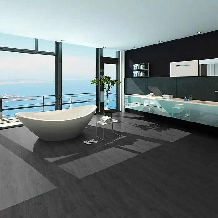 b!design Vinylboden Rigid Maxi - Raiders Eiche, Landhausdiele, 1.220 x 228 x 4,8 mm - Helles, modernes Badezimmer mit freistehender Badewanne und großem Fenster mit Meerblick. Der Fokus liegt auf dem stilvollen Design des Raumes.
