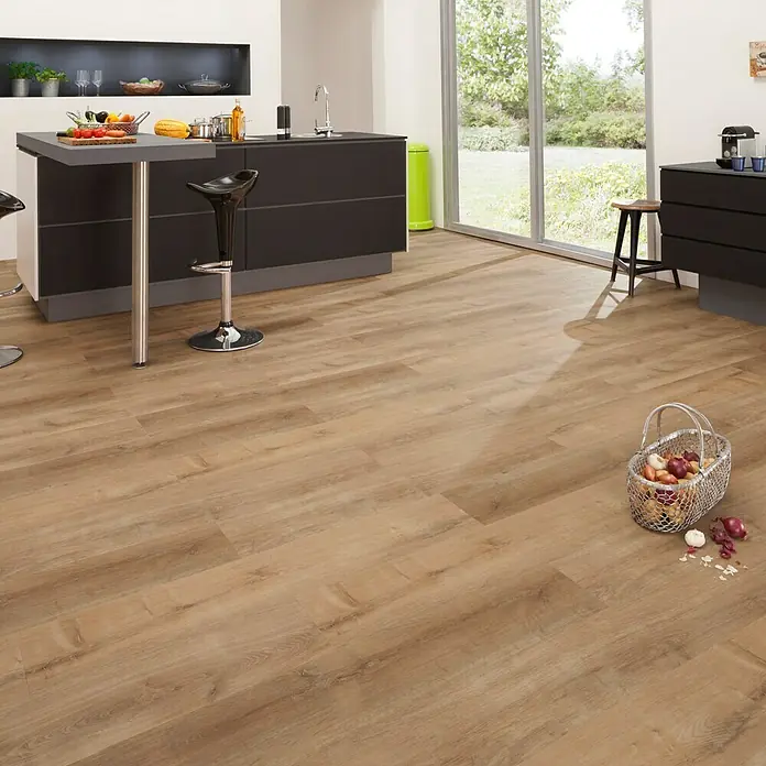 b!design Vinylbodenmuster Maxi Cognac Eiche - 281 x 161 x 4,2 mm, Landhausdiele - Geräumige Küche mit hellem Holzfußboden, dunklen Küchenschränken und einem Korb mit Zwiebeln auf dem Boden für einen rustikalen Touch.