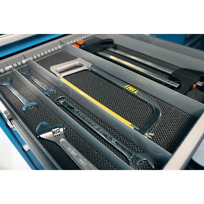 Lista Schubladeneinsatz - Passend für: Lista Schubladen 18x27E, Höhe: 175 mm - Werkzeugschublade mit Schraubenschlüsseln, Säge und verstellbarem Schraubenschlüssel, ordentlich in Fächern angeordnet für effiziente Organisation.