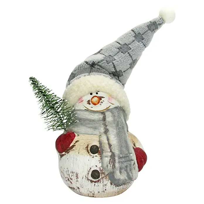 Dekofigur Schneemann - Keramik, Schneemann - Ein festlicher Schneemann mit Schal und Mütze, der einen kleinen Weihnachtsbaum hält, eine charmante Weihnachtsdekoration.