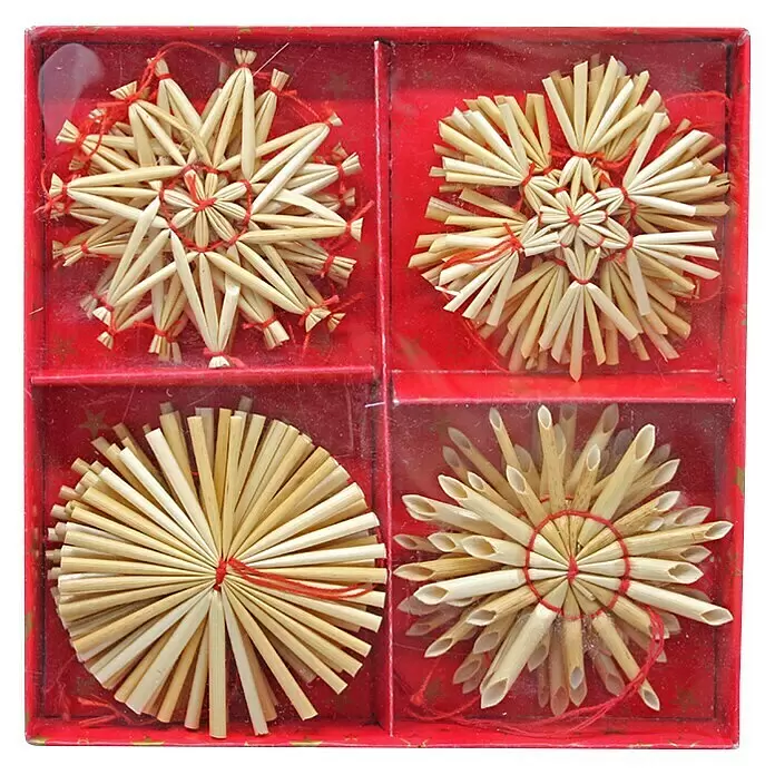 Christbaumschmuck Strohsterne - 16 Stk., Braun, Stroh, Durchmesser: 6 cm - Vier helle Stroh-Weihnachtsornamente mit roten Bändern in roter Schachtel, mit verschiedenen Stern- und Sonnenstrahl-Designs.