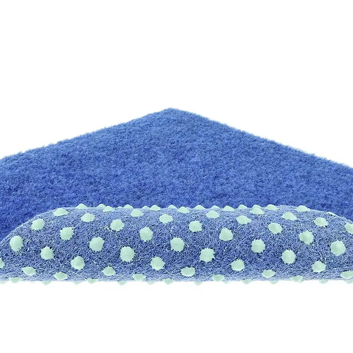 Rasenteppich Meterware Green - Breite: 200 cm, Blau, Mit Drainagenoppen - Nahaufnahme eines blauen Stoffes mit Tupfenmuster, ideal für Heimtextilien und kreative Projekte. Die Textur betont die Qualität.