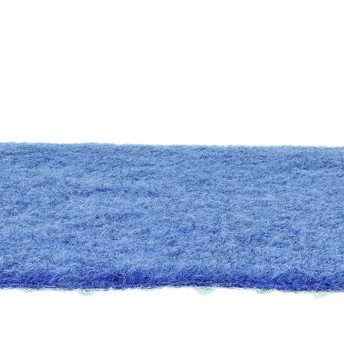 Rasenteppich Meterware Green - Breite: 200 cm, Blau, Mit Drainagenoppen - Nahaufnahme eines blauen Vliestuchs, das eine weiche, faserige Textur und eine lebendige Farbe zeigt, ideal für Reinigungsarbeiten.