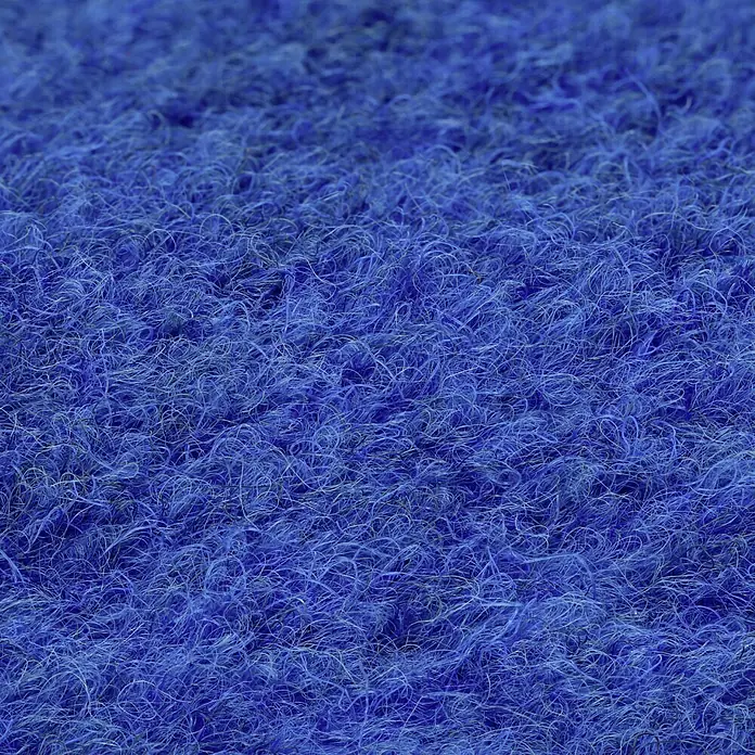 Rasenteppich Meterware Green - Breite: 200 cm, Blau, Mit Drainagenoppen - Nahaufnahme eines leuchtend blauen Stoffes mit feinen, wirbelnden Fasern, der eine weiche und dichte Textur erzeugt.