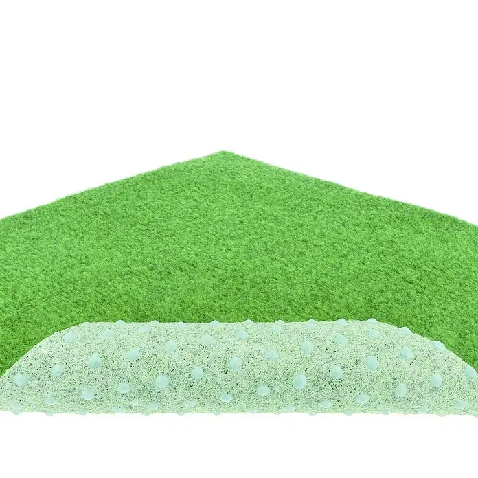 Rasenteppich Meterware Hockey - Breite: 400 cm, Grün, Mit Drainagenoppen - Nahaufnahme eines grünen Kunstrasenteppichs mit rutschfester Unterseite, ideal für Innen- und Außenbereiche.