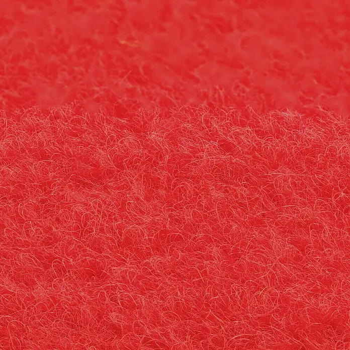 Rasenteppich Meterware Sunny - Breite: 200 cm, Rot, Mit Drainagenoppen - Detailaufnahme eines roten, flauschigen Teppichs, der eine weiche und warme Textur zeigt. Ideal für gemütliche Wohnräume.