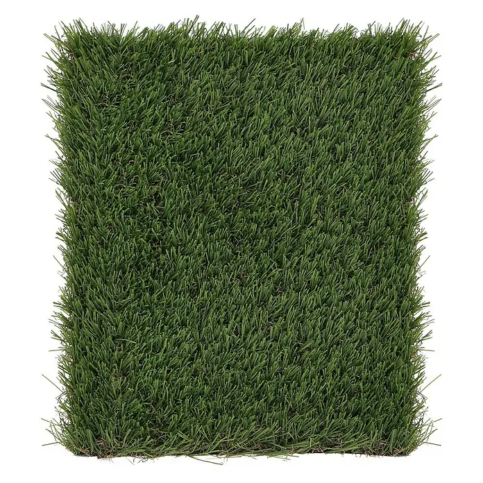 Kunstrasen Meterware Koh Samui - Breite: 400 cm, Grün, Mit Drainagenoppen - Detailaufnahme eines Stücks Kunstrasen mit grünen Fasern. Die Textur und Farbe des Rasens sind gut sichtbar.