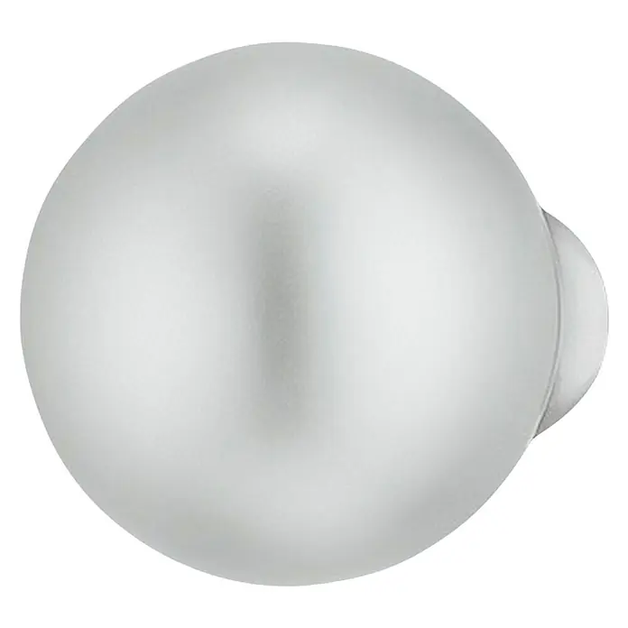 Häfele Möbelknopf - Typ Möbelgriff: Knopf, Aluminium - Nahaufnahme einer silbernen Wandleuchte mit einem runden, kugelförmigen Lampenschirm, der ein sanftes, diffuses Licht erzeugt.
