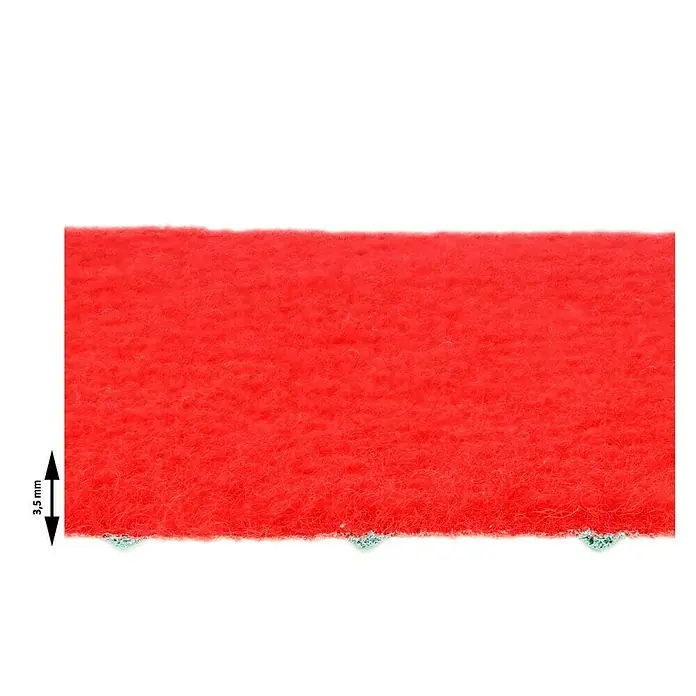 Rasenteppich Meterware Sunny - Breite: 200 cm, Rot, Mit Drainagenoppen - Nahaufnahme eines roten Nadelfilzteppichs mit einer Dicke von 3,5 mm, der sich ideal für verschiedene Anwendungen eignet.
