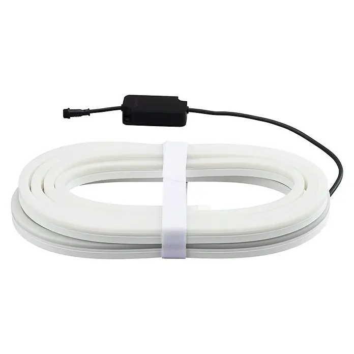 Philips Hue LED-Band Outdoor - Länge: 5 m, Lichtfarbe: RGBW, 37,5 W, 1.600 lm - Eine Nahaufnahme einer LED-Neonröhre, die mit einem Kabel und einem schwarzen Stecker verbunden ist. Das Produkt ist mit einem weißen Klettband gebündelt.