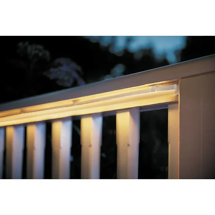 Philips Hue LED-Band Outdoor - Länge: 5 m, Lichtfarbe: RGBW, 37,5 W, 1.600 lm - Nachts aufgenommenes Foto eines Geländers mit LED Beleuchtung. Das Licht strahlt warm und lädt zum Verweilen auf der Terrasse ein.