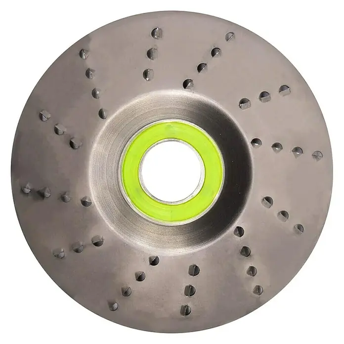 Roto Saban Raspelscheibe - Durchmesser: 125 mm - Abbildung einer Schleifscheibe mit Löchern und einem grünen Ring in der Mitte vor schwarzem Hintergrund.