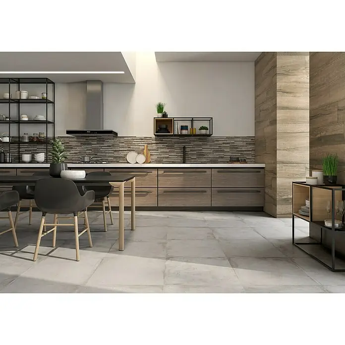 Pavimento porcelánico Origin - 60 x 60 cm, Caliza, Mate, Rectificado - Interior de cocina con mesa y sillas de comedor, estanterías y encimera con fregadero y grifo.