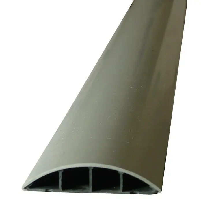 Canaleta de suelo - Largo: 2 m, PVC - Primer plano de un perfil gris arqueado con almas internas, probablemente para aplicaciones de construcción o diseño.