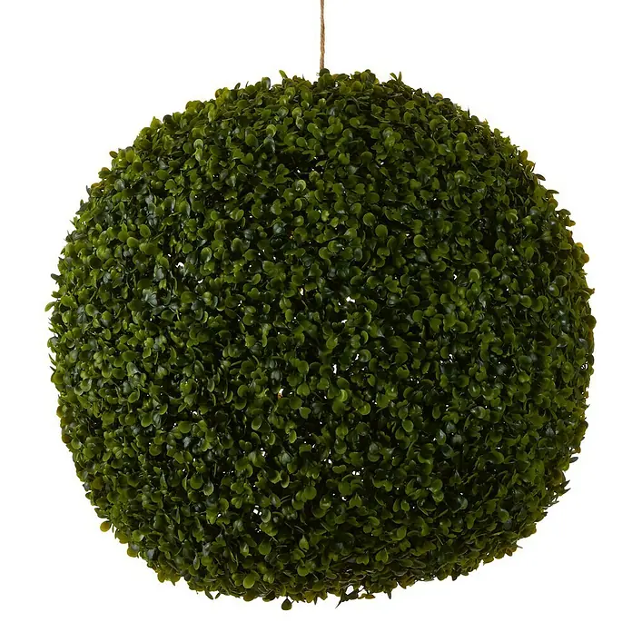 Planta artificial Buxus - Altura: 45 cm, Verde, Plástico - Exuberante bola de boj artificial, suspendida por una cuerda rústica, que añade un toque de naturaleza a cualquier espacio.