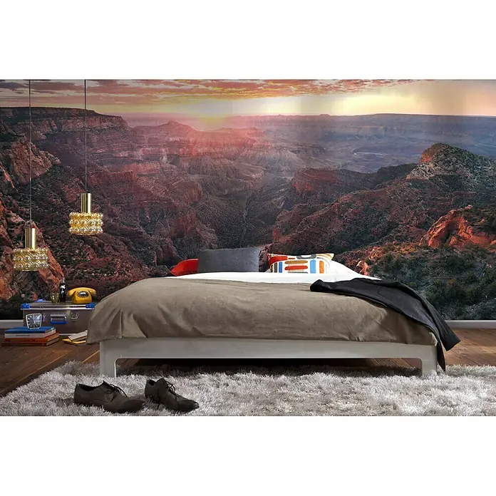 Komar Stefan Hefele Edition 1 Fototapete The Canyon - 4 -tlg., B x H: 400 x 250 cm, Vlies - Bett mit beiger Tagesdecke, gemusterten Kissen und Grand Canyon Tapete für ein Schlafzimmer mit einzigartigem Flair.