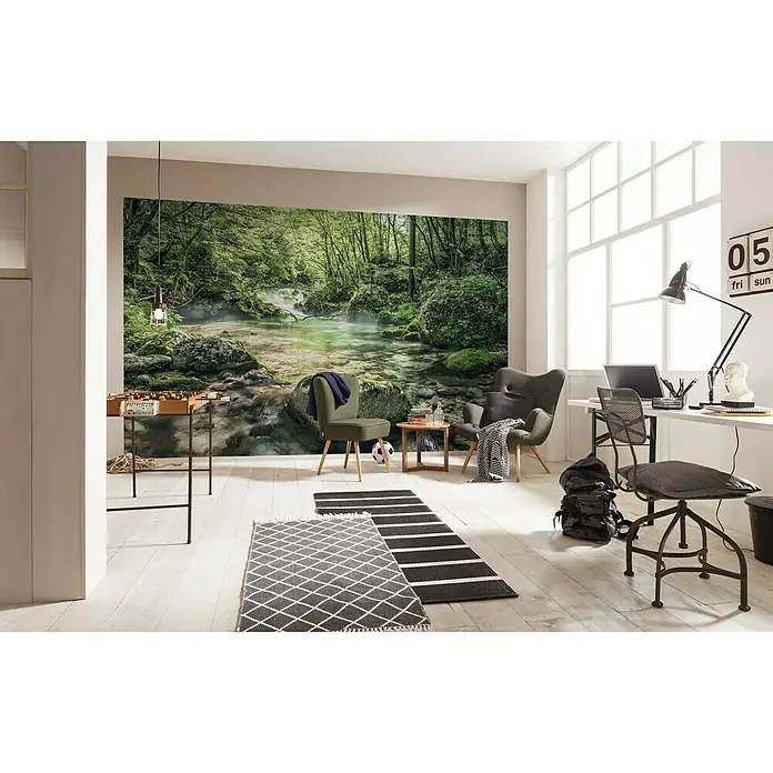 Komar Stefan Hefele Edition 1 Fototapete Tranquil Pool - 4 -tlg., B x H: 400 x 250 cm, Vlies - Das Foto zeigt ein modernes Interieur mit einer Fototapete, die einen ruhigen Waldbach darstellt, was die Natur ins Haus bringt.