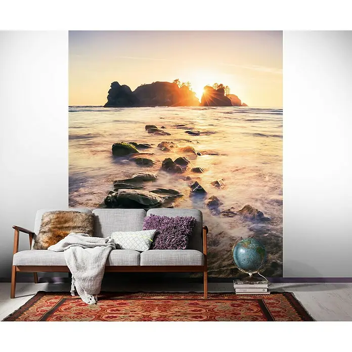 Komar Stefan Hefele Edition 1 Fototapete Island Dreaming - 2 -tlg., B x H: 200 x 250 cm, Vlies - Wandbild mit Küstenmotiv. Dieses einzigartige Bild fängt einen Küstenabschnitt mit Felsen und dem goldenen Schein der untergehenden Sonne ein.