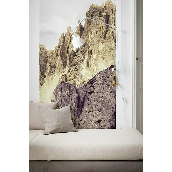 Komar Infinity Fototapete Peaks Color Panel - 1 -tlg., B x H: 100 x 250 cm, Vlies - Eine gemütliche Ecke mit einem Tagesbett, Kissen und einer verstellbaren Wandleuchte vor einer beeindruckenden Bergkulissen-Tapete.