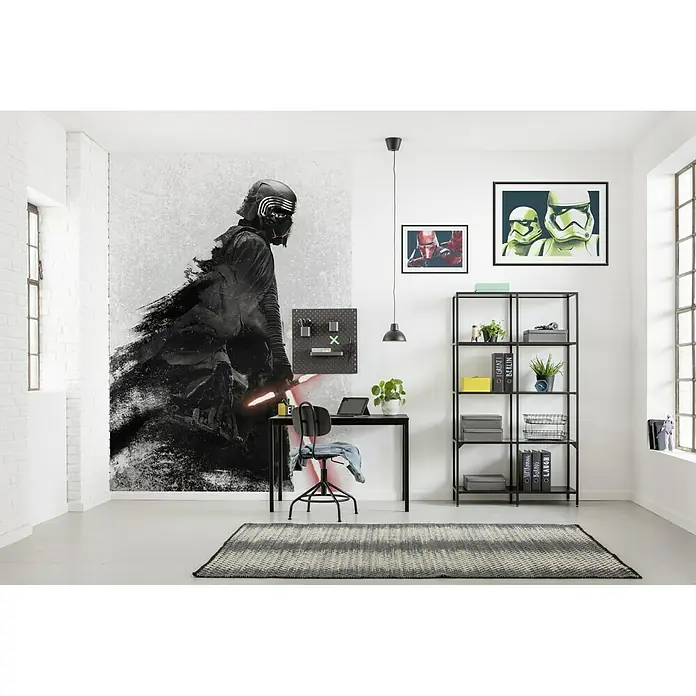 Komar Star Wars Fototapete Kylo Vader Shadow - 4 -tlg., B x H: 200 x 280 cm, Vlies - Ein moderner Büroraum mit Star Wars-Thema, inklusive Schreibtisch, Stuhl, Regal und Wandkunst. Der Raum ist stilvoll eingerichtet und einladend.