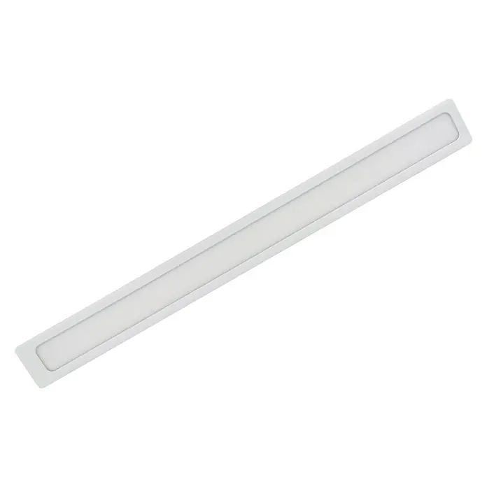 Ritter Leuchten LED-Unterbauleuchte Panlight - 4,5 W, Länge: 60 cm, Warmweiß - Das Bild zeigt eine längliche LED-Leuchte mit einem schmalen Rahmen, die sich diagonal vor einem schwarzen Hintergrund befindet.