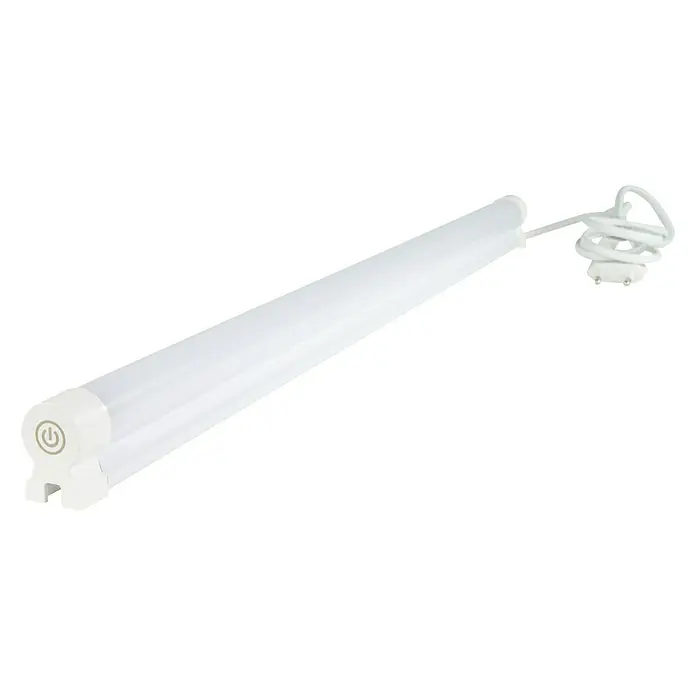 Ritter Leuchten LED-Unterbauleuchte TurnLight - 8 W, Länge: 60 cm, Neutralweiß - Aufnahme einer LED-Leuchtstoffröhre mit einem runden Netzschalter an der Seite und einem weißen Netzkabel, isoliert auf Schwarz.