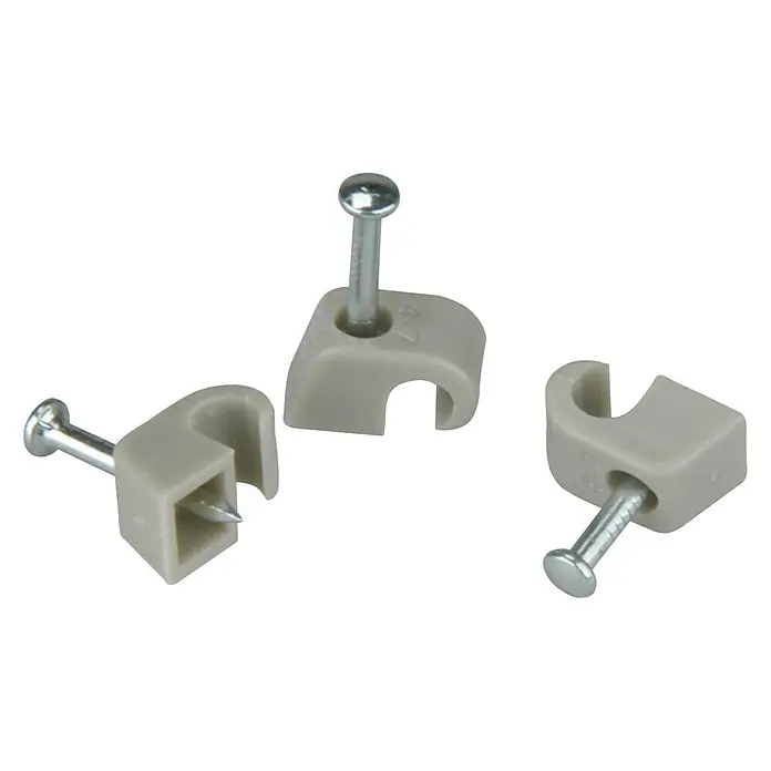 BAUHAUS Nagelschelle - 4 mm - 7 mm, 18 mm, 100 Stk., Grau - Nahaufnahme von drei grauen Kabelklemmen mit Nägeln, die auf einem schwarzen Hintergrund angeordnet sind, zur Kabelführung und Befestigung.