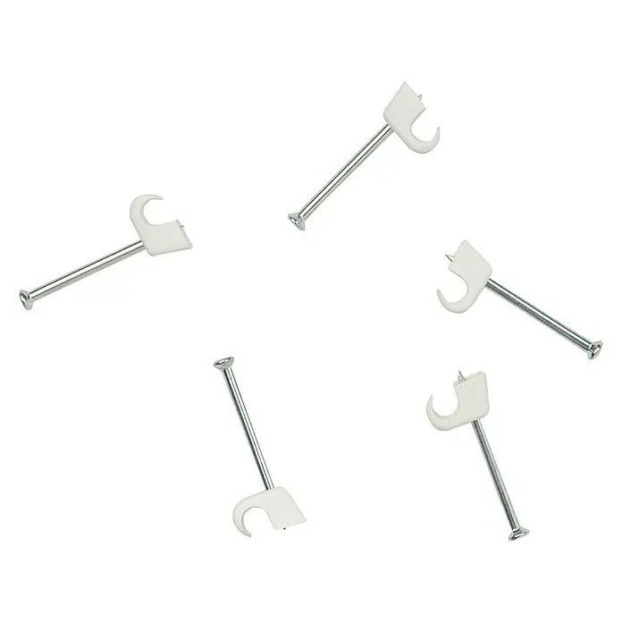 BAUHAUS Nagelschelle - 4 mm - 7 mm, 30 mm, 20 Stk., Weiß - Nahaufnahme von Kabelkrampen mit Nagel, die zur sicheren Kabelführung dienen. Ideal für die ordentliche Verlegung von Kabeln im Innenbereich.