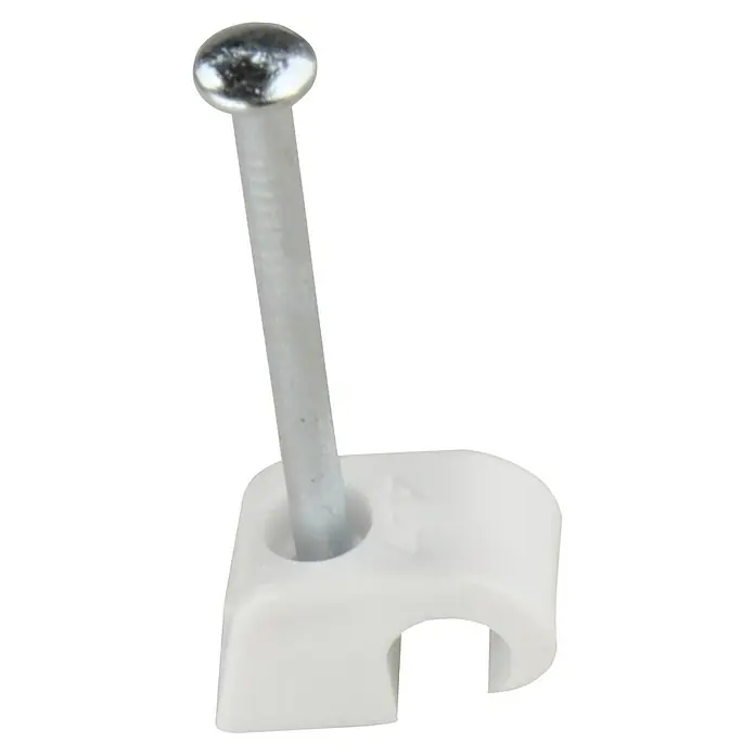 BAUHAUS Nagelschelle - 4 mm - 7 mm, 18 mm, 100 Stk., Weiß - Nahaufnahme einer weißen Kabelklemme mit Nagel, die zum Befestigen von Kabeln verwendet wird und eine saubere Installation ermöglicht.