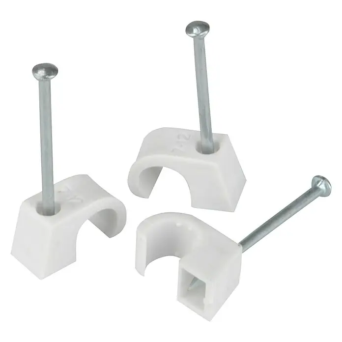 BAUHAUS Nagelschelle - 7 mm - 12 mm, 35 mm, 25 Stk., Weiß - Nahaufnahme von drei weißen Kabelklemmen mit Nägeln, die zur Befestigung von Kabeln an Oberflächen verwendet werden.