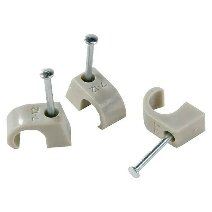 BAUHAUS Nagelschelle - 7 mm - 12 mm, 25 mm, 100 Stk., Grau - Drei Kabelklemmen mit Nägeln, die zur Befestigung von Kabeln dienen, auf schwarzem Hintergrund.