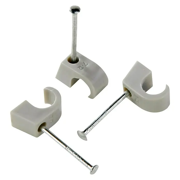 BAUHAUS Nagelschelle - 7 mm - 12 mm, 35 mm, 25 Stk., Grau - Drei graue Kabelklemmen mit Nägeln, isolierte Befestigungselemente für die Kabelinstallation, auf schwarzem Hintergrund.