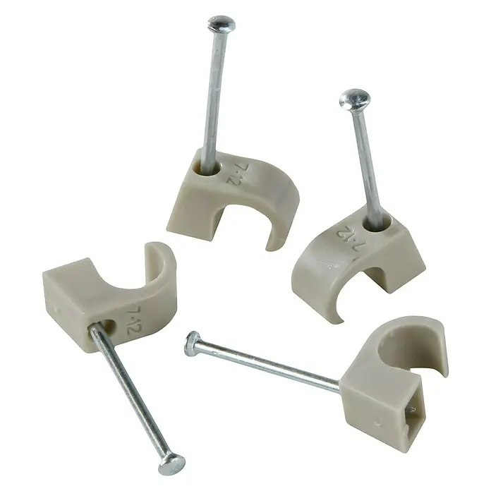 BAUHAUS Nagelschelle - 7 mm - 12 mm, 35 mm, 250 Stk., Grau - Nahaufnahme von vier Kabelschellen mit Nägeln, die zur Kabelbefestigung dienen und auf einem schwarzen Hintergrund liegen.