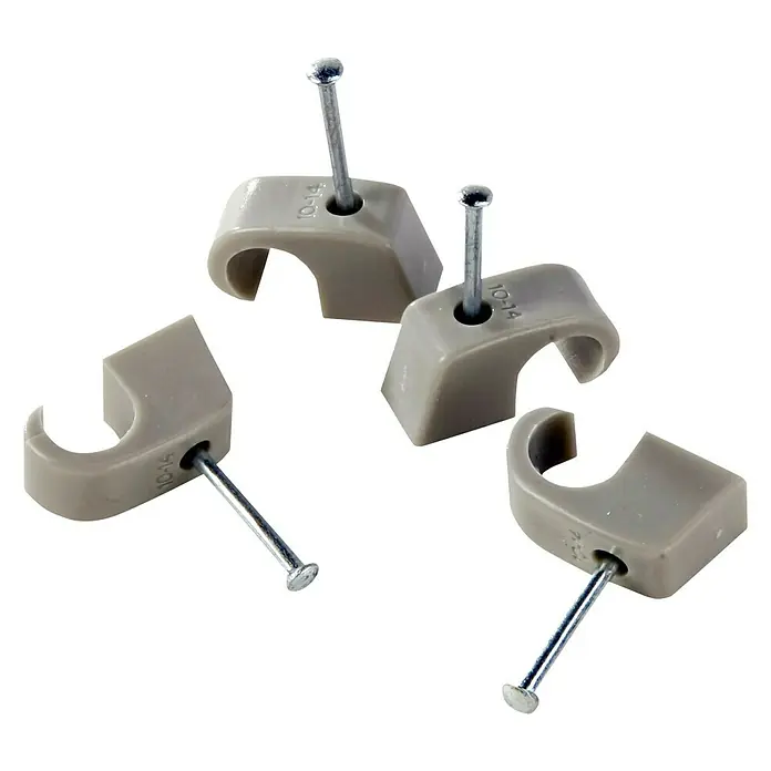 BAUHAUS Nagelschelle - 10 mm - 14 mm, 30 mm, 50 Stk., Grau - Nahaufnahme von vier Kabelklemmen mit Nägeln, die zur Befestigung von Kabeln dienen und auf einem schwarzen Hintergrund präsentiert werden.