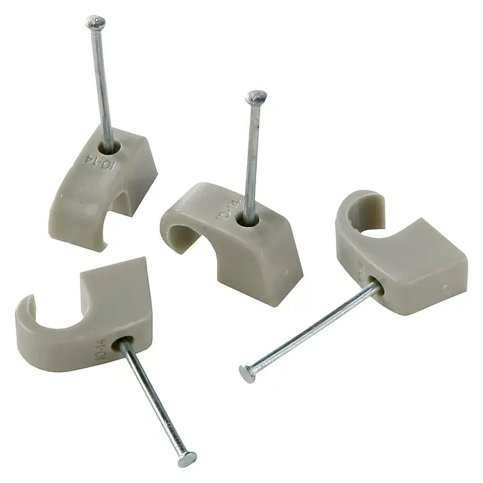 BAUHAUS Nagelschelle - 10 mm - 14 mm, 40 mm, 25 Stk., Grau - Nahaufnahme von vier Kabelklemmen mit Nägeln, die zur Befestigung von Kabeln verwendet werden.